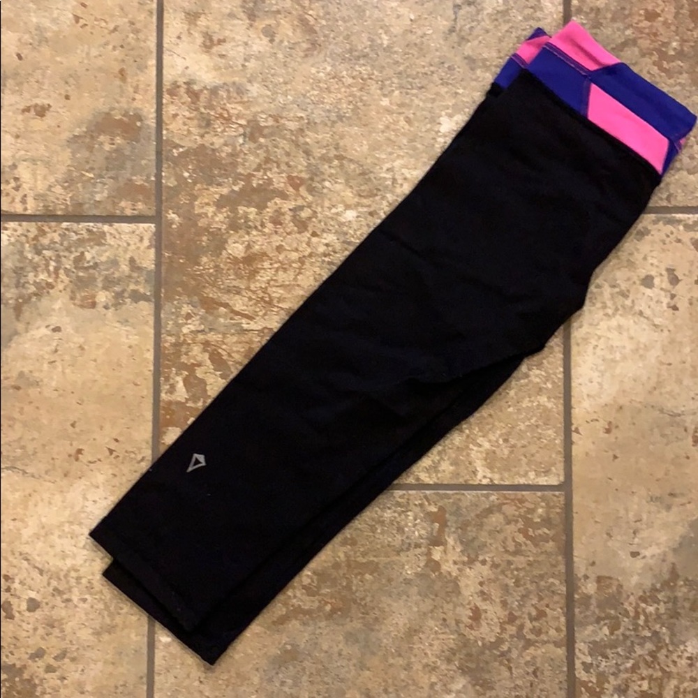 Sz 10 Iviva (Girls Lululemon) black Capri leggings